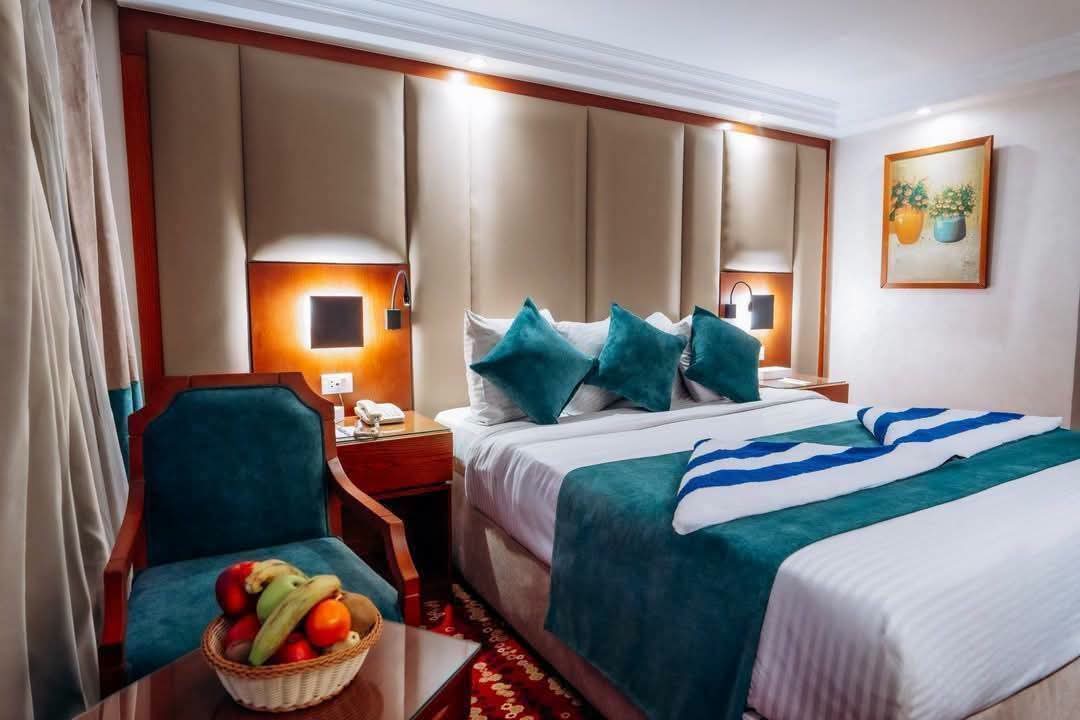 Double cabin with turquoise cushions and a fruit basket
